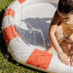 SunnyLife Πισίνα Φουσκωτή  Sprinkler Mat Poppy the Peach Multi 26180135